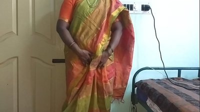 ఇంటి యజమానికి తన సహజమైన టిట్లను చూపించడానికి భారతీయ దేశీ పనిమనిషి